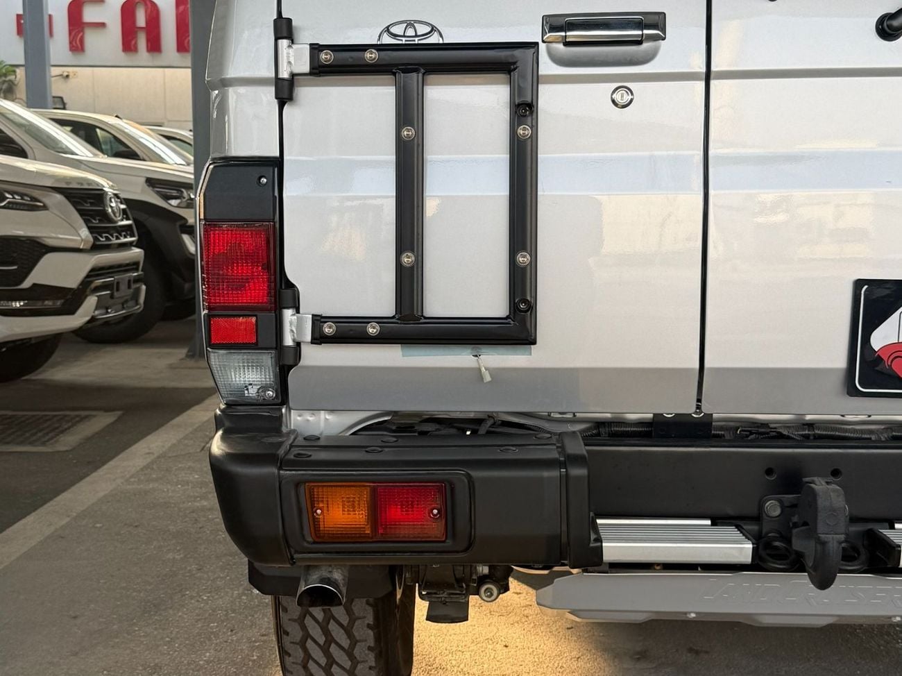Toyota Land Cruiser 70 GRJ 71 4.0 V6 M/T **EXPORT ONLY**التصدير فقط خارج الخليج***