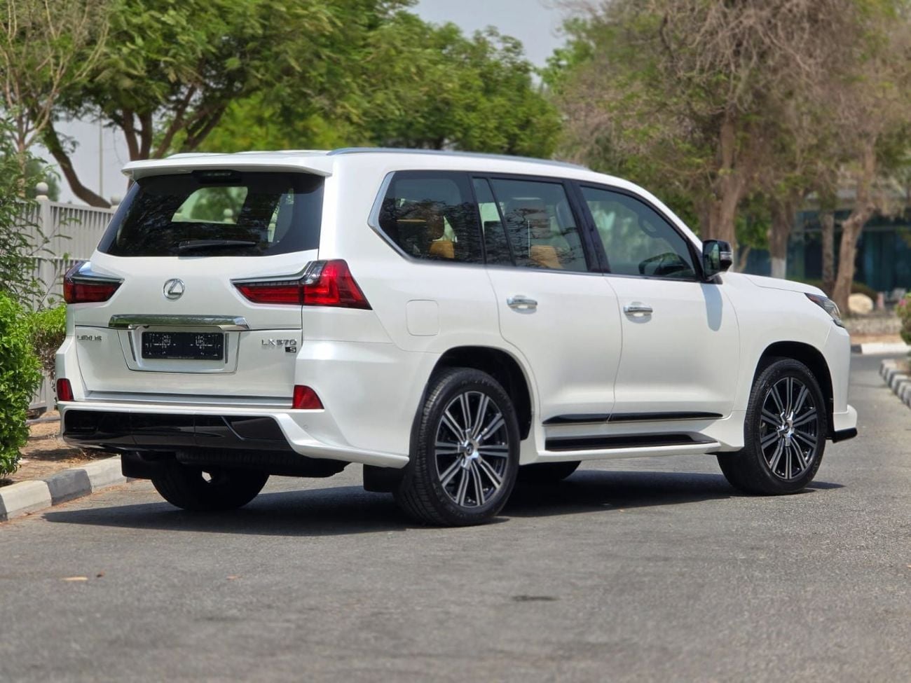 Lexus LX570 SIGNATURE LEXUS LX570 SIGNATURE FULL OPTION 2021 GCC AL FUTTAIM LEXUS SINGLE OWNER IN MINT CONDITION
