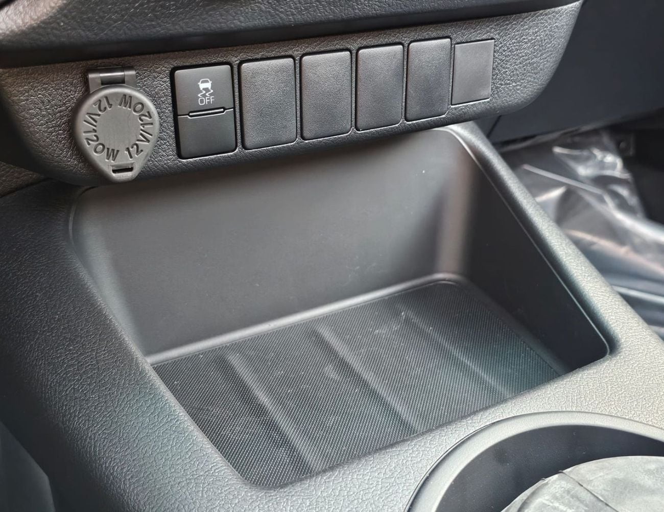 Toyota Hilux SINGLE CABIN TOYOTA HILUX SINGLE CABIN LONG BODY || 2.4L DIESEL V4 M/T 4WD | 5+2 HOOKS | PWOER WINDOW | DIFF-LOCK