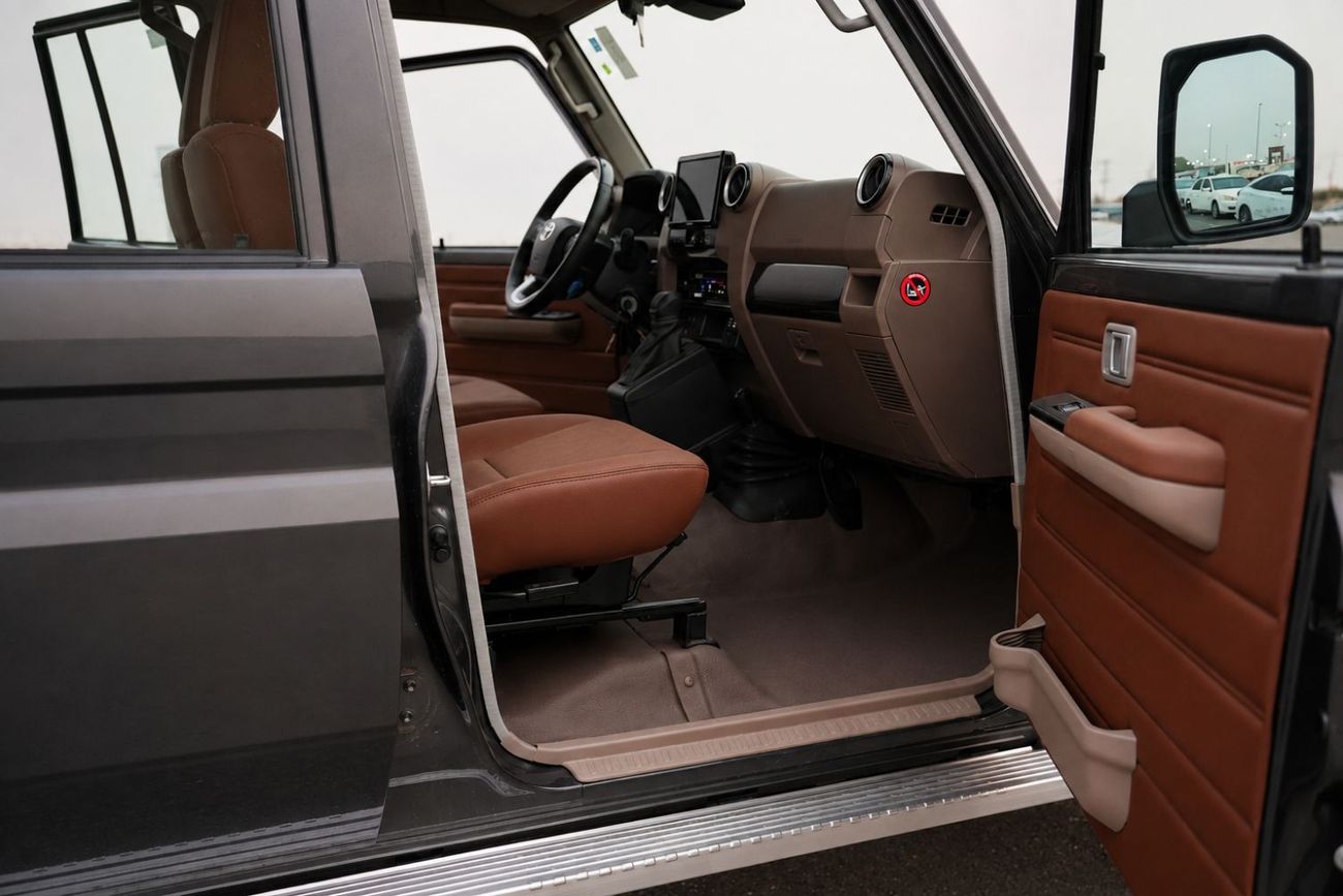 تويوتا لاند كروزر بيك آب S-DLX - DC 4x4 AT