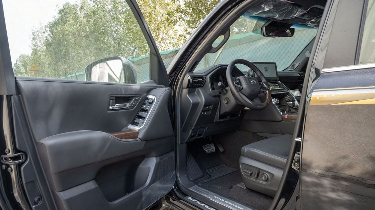 Toyota Land Cruiser VX 3.5L 2026 with memory seats