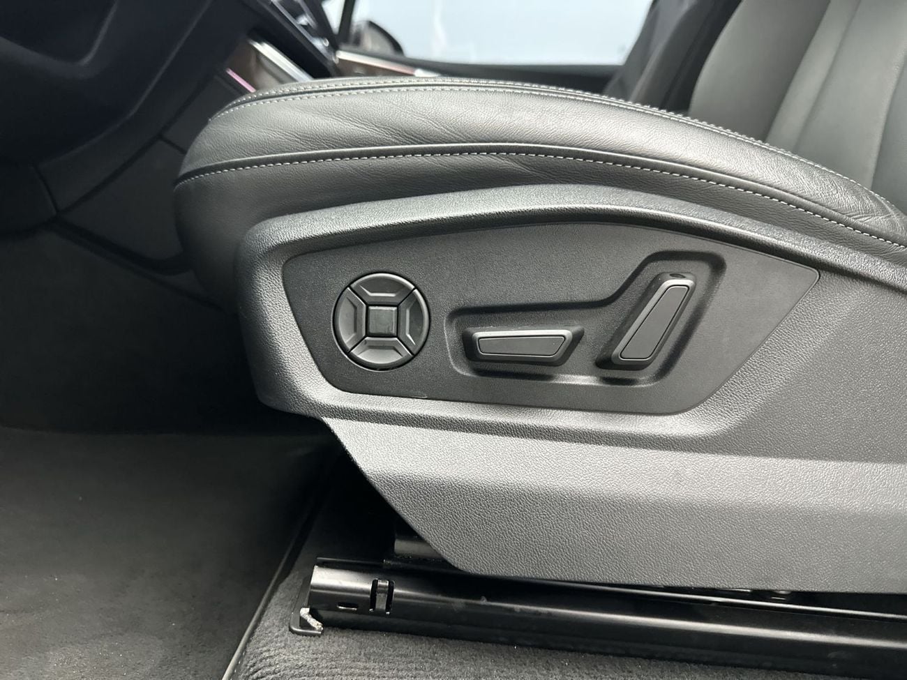 أودي Q7 45 TFSI S-LINE سيارة رياضية متعددة الاستخدامات S line 45 TFSI quattro بقوة 252 حصان الإصدار الأول (رقم المرجع: 1352