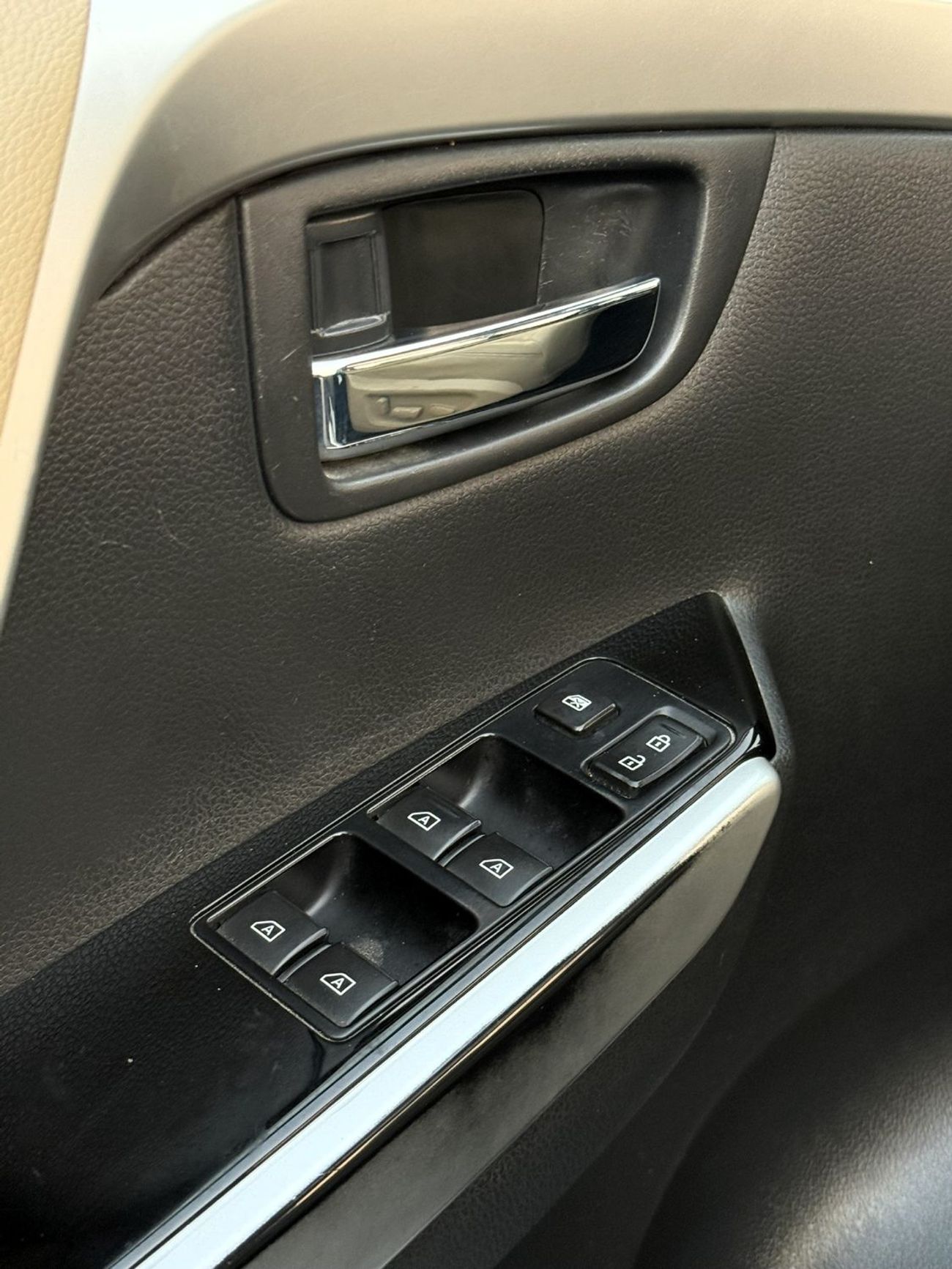 Mitsubishi Montero Sport GLS PREMIUM ACCIDENTS FREE - GCC - ORIGINAL PAINT - FULL OPTION - PERFECT CONDITION INSIDE OUT