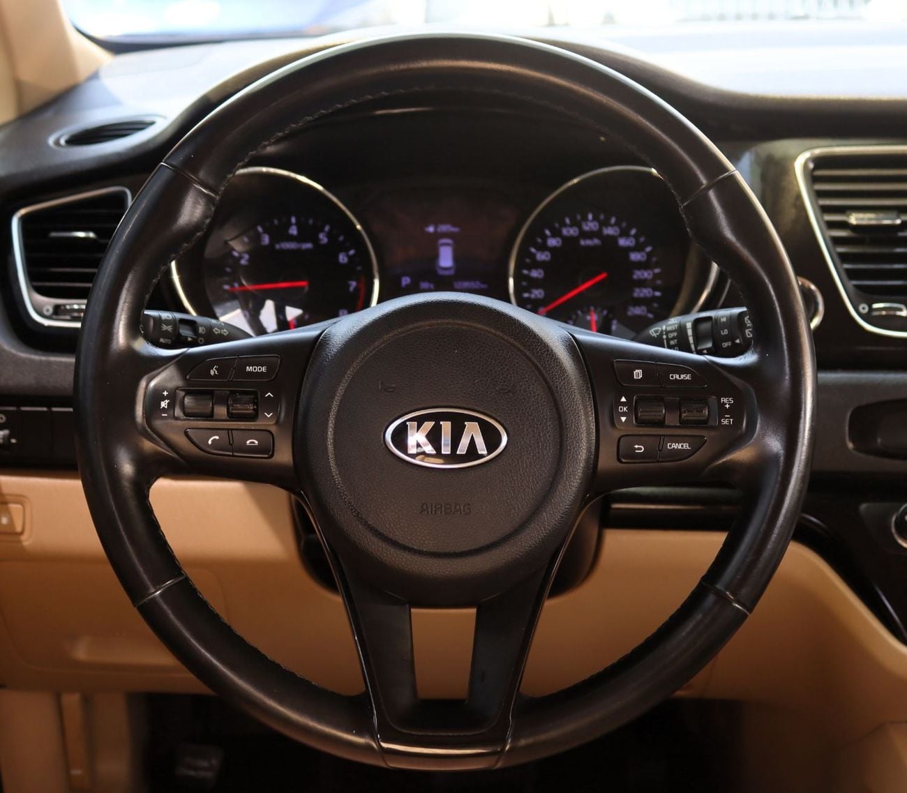 Kia Carnival EX ACCIDENTS FREE - GCC - PERFECT CONDITION INSIDE OUT - MID OPTION