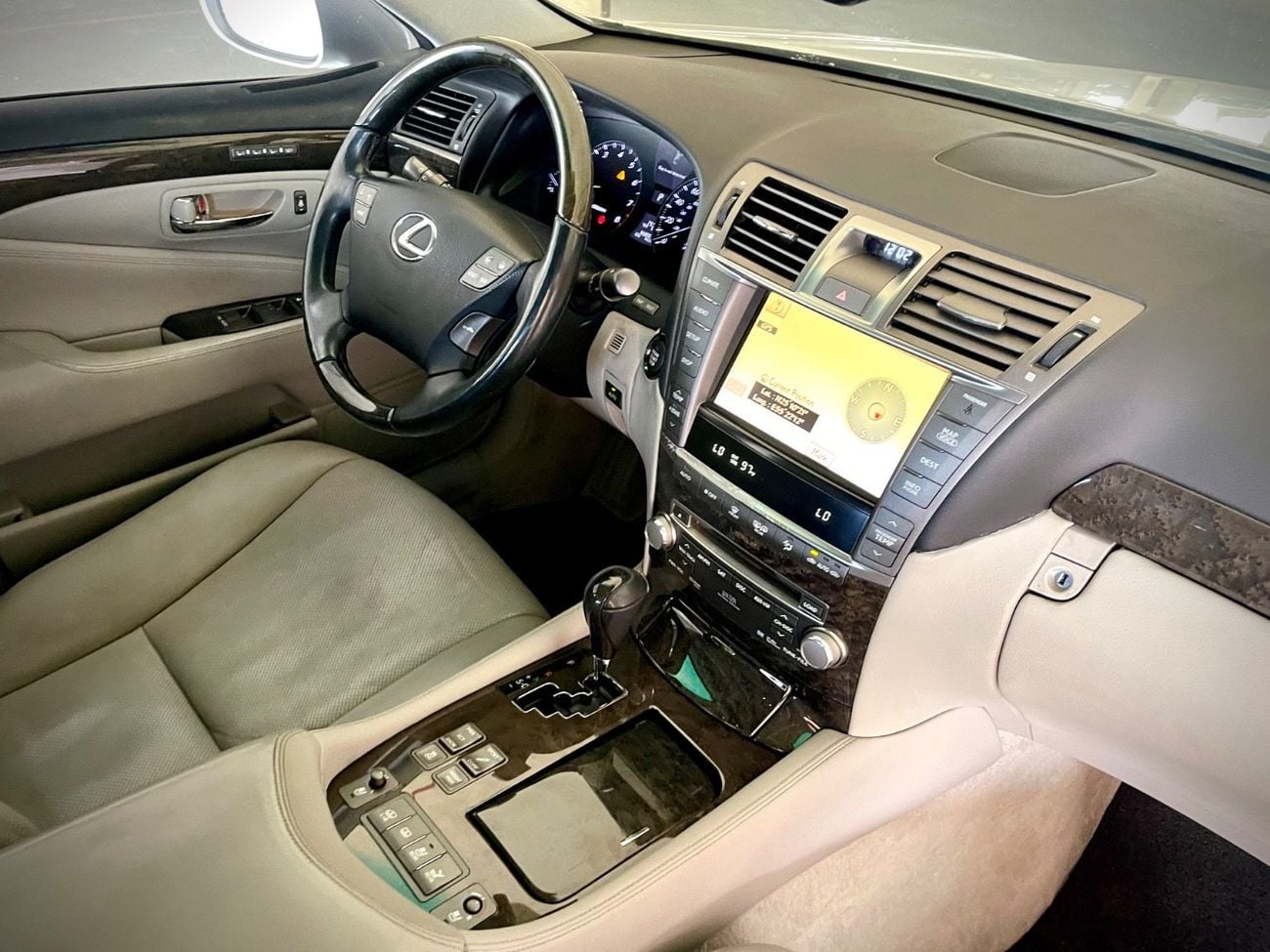 لكزس LS 460 PREMIER LWB ملكية نظيفة - بدون حوادث