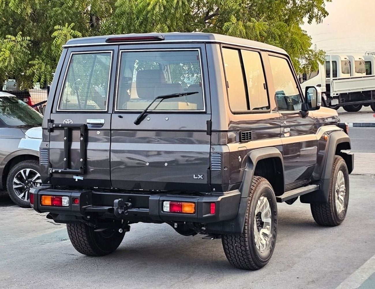 تويوتا لاند كروزر 70 LC71 LX HARDTOP || محرك بنزين V6 سعة 4.0 لتر، ناقل حركة أوتوماتيكي، دفع رباعي | قفل تفاضلي | ونش | L
