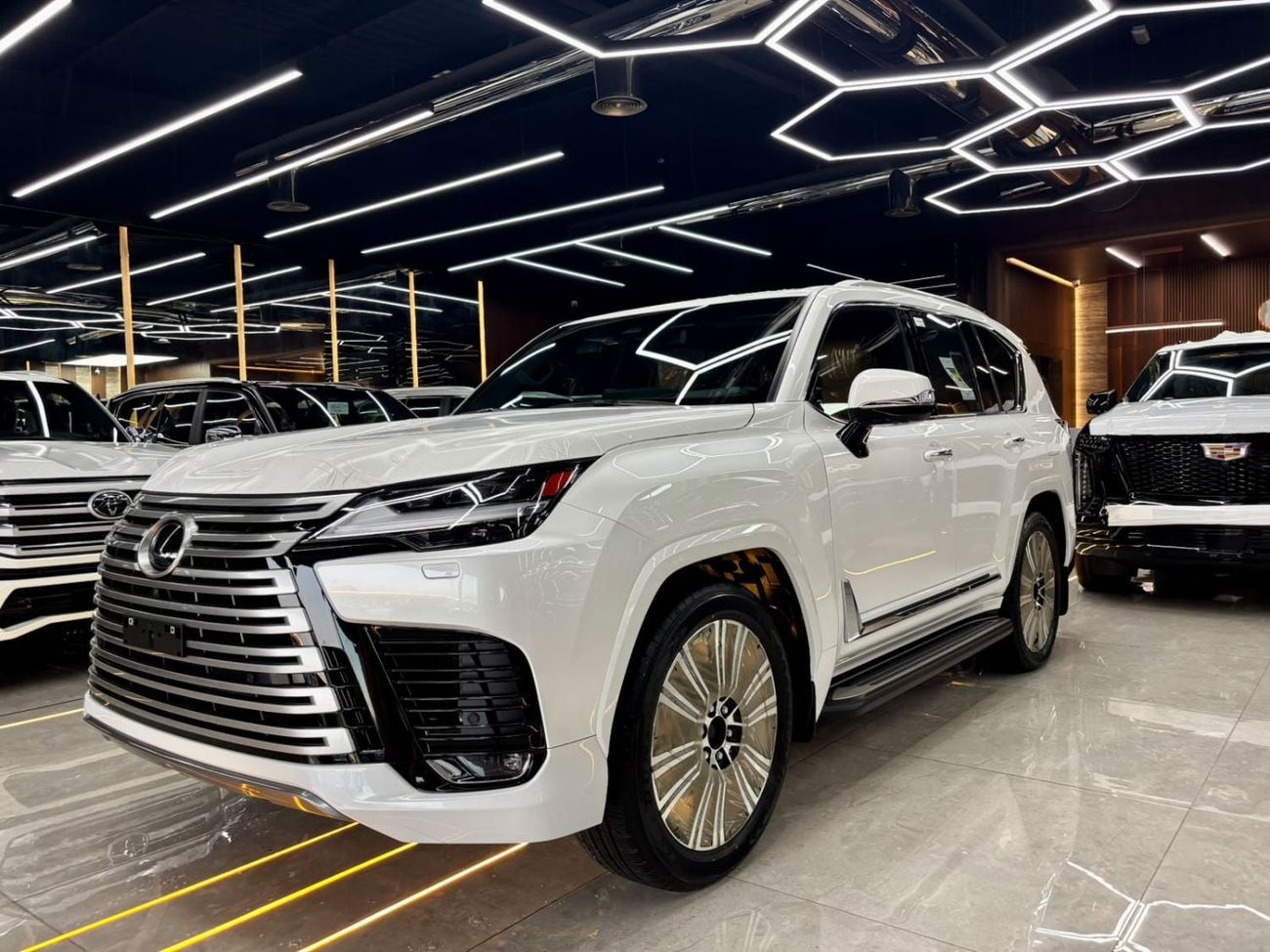 لكزس LX 700h SIGNATURE