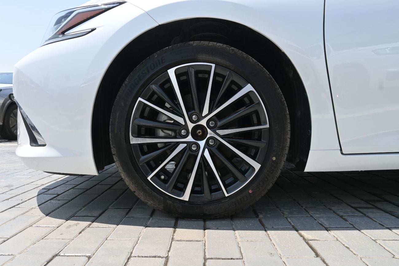 Lexus ES300h PLATINUM 2025 Lexus ES300H 2.5L Hybrid, Color White