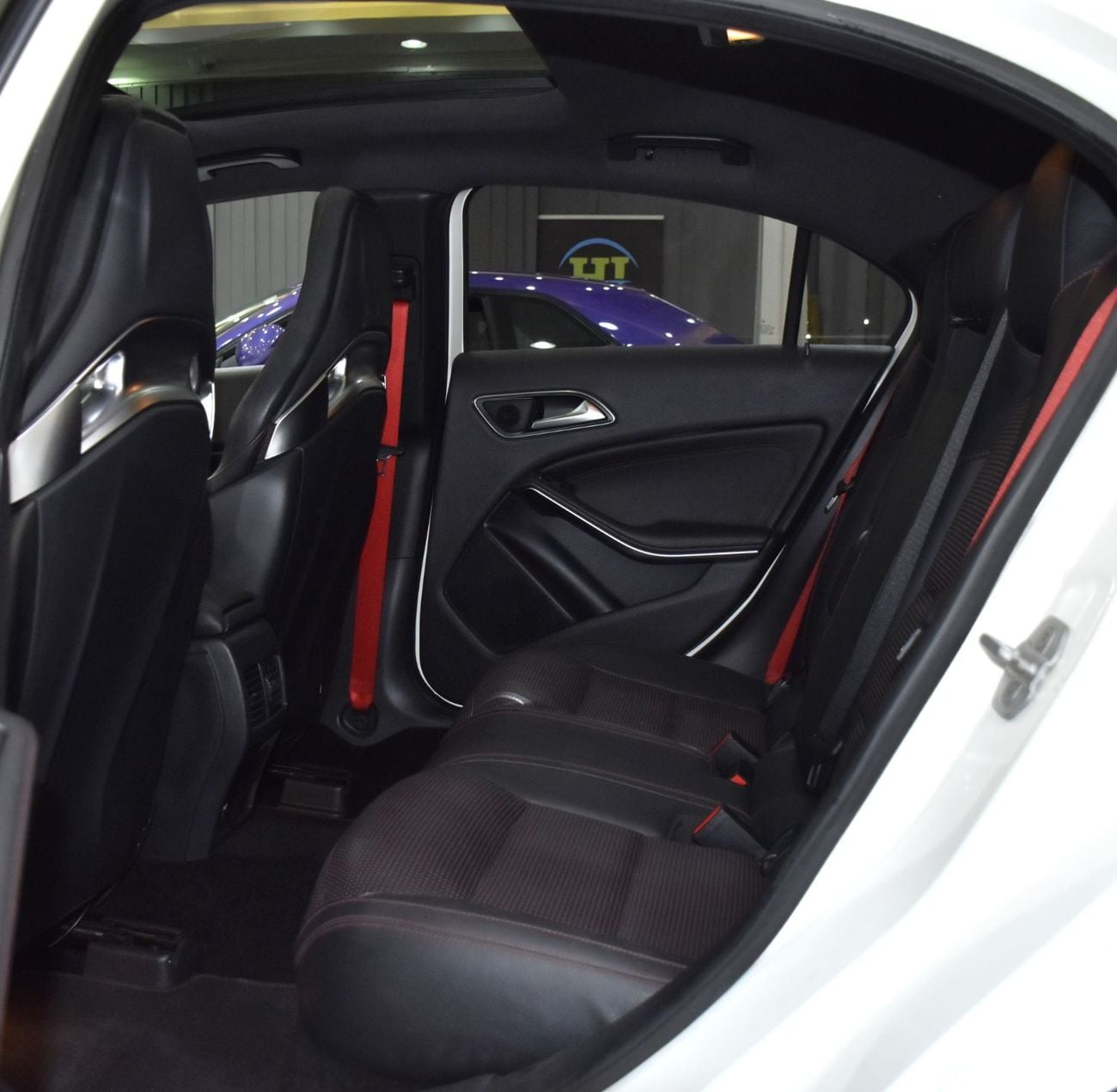 مرسيدس بنز A45 إيه إم جي عرض ممتاز لسيارة مرسيدس بنز A45 AMG 4Matic Edition 1 (موديل 2014) باللون الأبيض بمواصفات خليجية