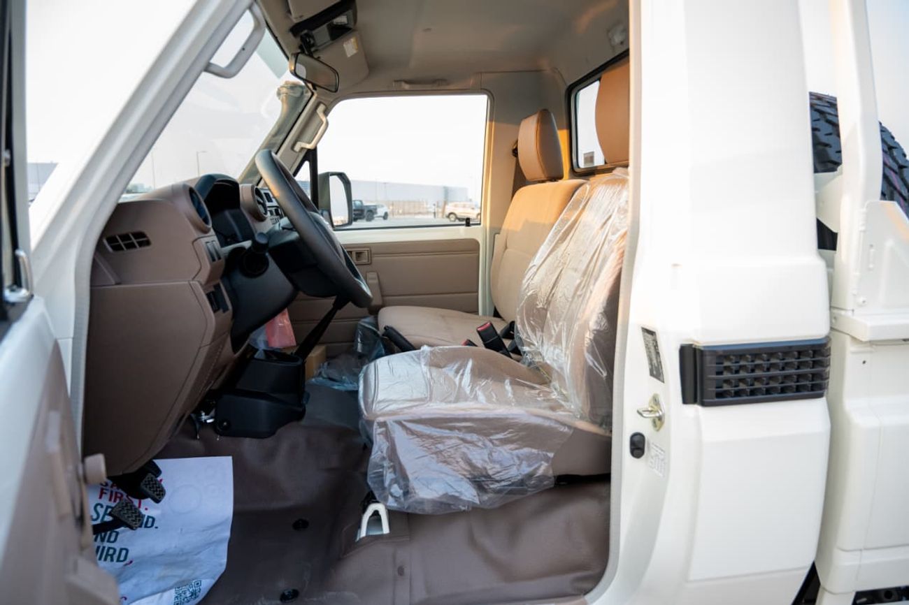 Toyota Land Cruiser Pick Up LC 79 SINGLE CABIN 2.8 DIESEL AUTOMATIC 2.8L, 4-cylinder, DOHC, Turbo Diesel . 3 seats . 2 Doors