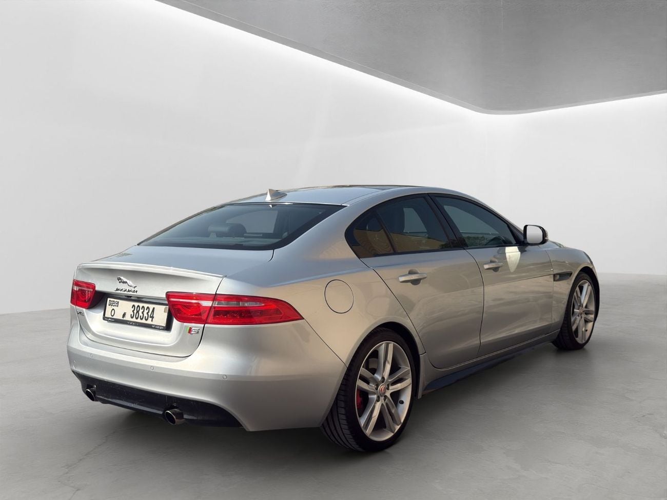 جاكوار XE S جاكوار XE سبورت V6 موديل 2016 | فضي / ألكانتارا أسود | فخامة بأسعار معقولة