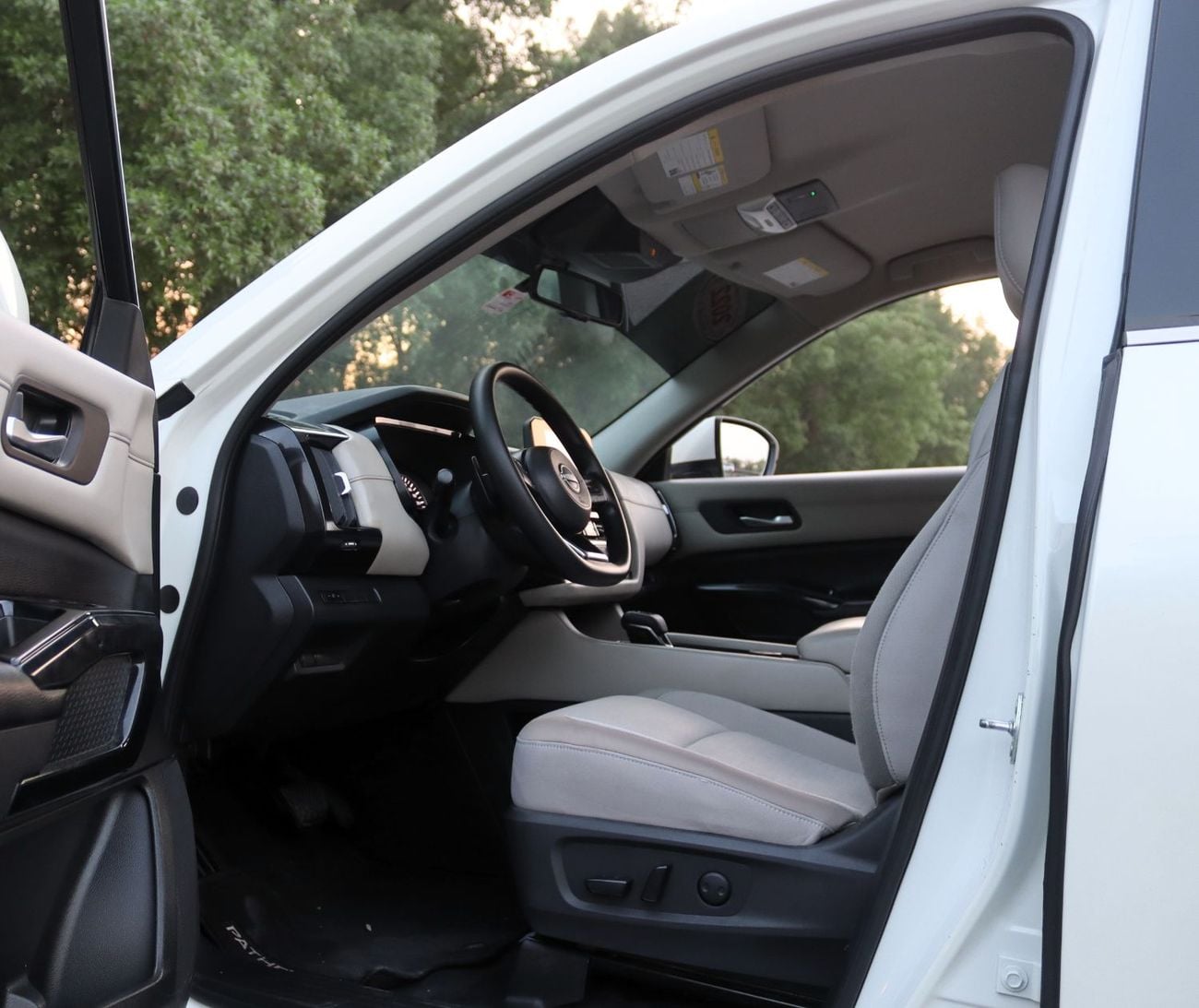 Nissan Pathfinder SV ACCIDENTS FREE - GCC - 3500 CC - 8 STR - 4WD - PERFECT CONDITION INSIDE OUT