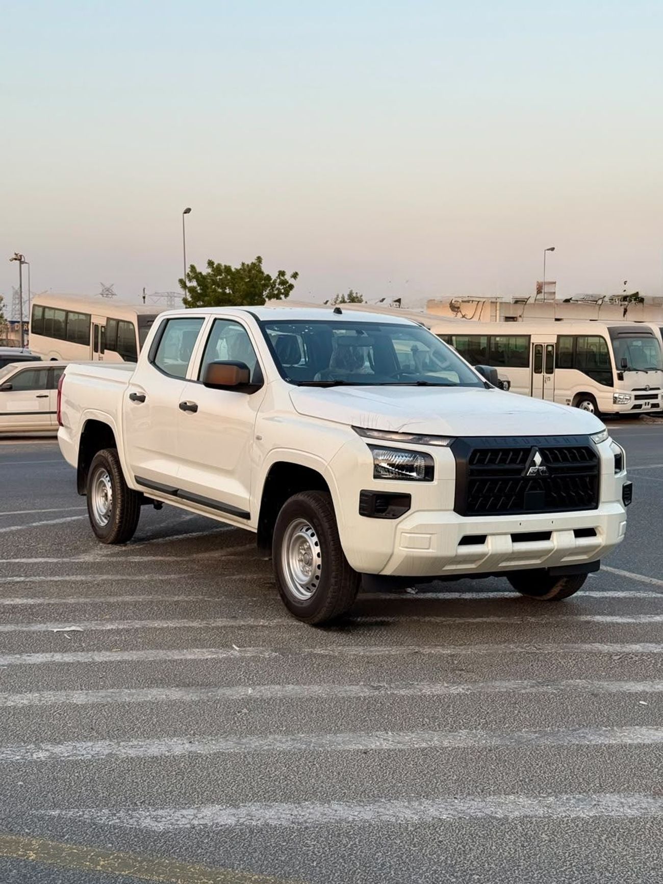 Mitsubishi L200 GLX MiTsUBiSHi - L-200 - M-Line - 2.4L - DC - MT - STaNDaRD - 2026 - WHiTE