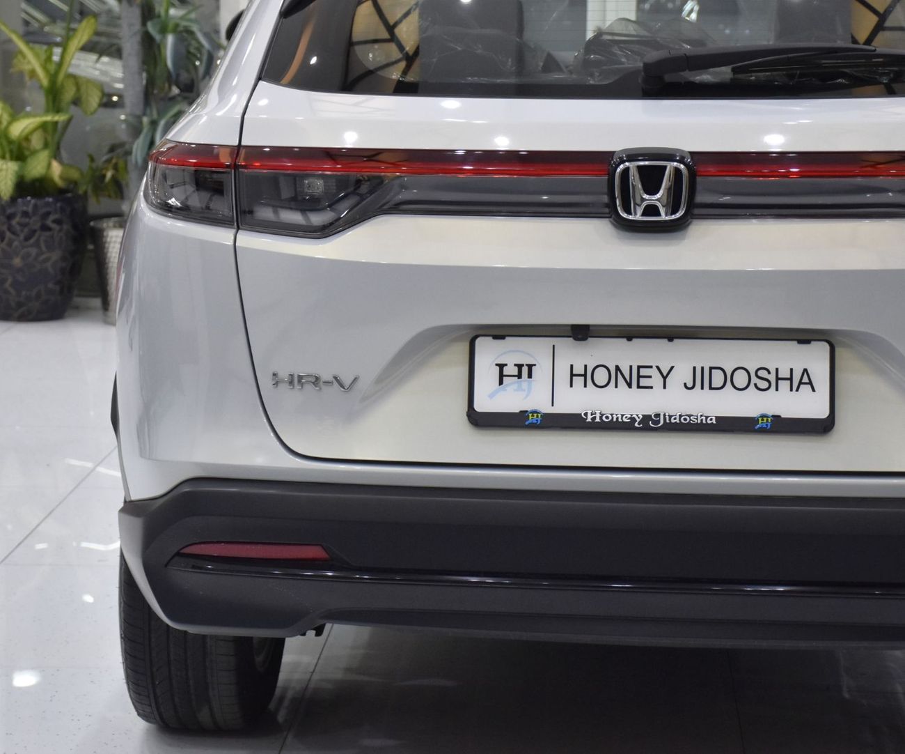 هوندا HRV LX عرض ممتاز على سيارة هوندا HR-V سعة 1.5 لتر (موديل 2025) باللون الفضي بمواصفات خليجية