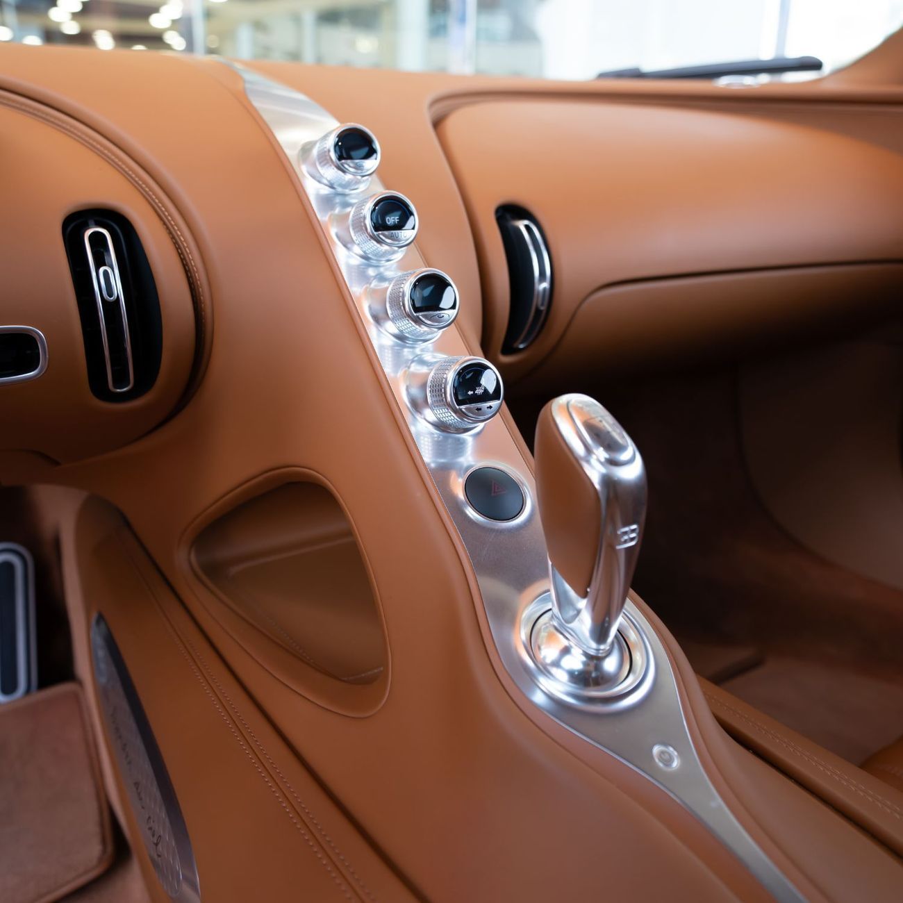 بوغاتي شيرون 2021 BUGATTI CHRION (1 OF 20) DONE 6000KM (4 YEARS WARRANTY+ SERVICE)