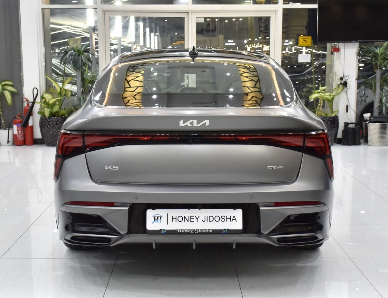 كيا K5 عرض ممتاز لسيارة كيا K5 GT-Line (موديل 2025) باللون الرمادي المطفي بمواصفات دول مجلس التعاون الخليجي