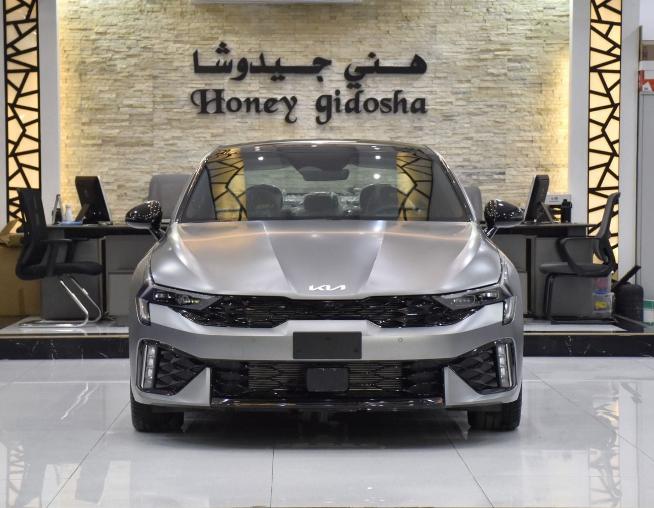 كيا K5 عرض ممتاز لسيارة كيا K5 GT-Line (موديل 2025) باللون الرمادي المطفي بمواصفات دول مجلس التعاون الخليجي