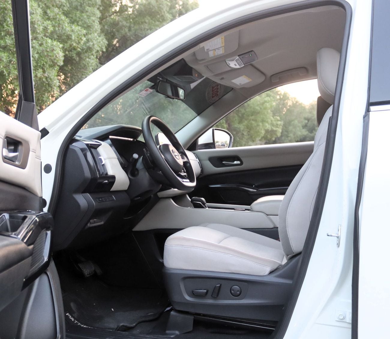 Nissan Pathfinder SV ACCIDENTS FREE - GCC - 3500 CC - 8 STR - 4WD - PERFECT CONDITION INSIDE OUT