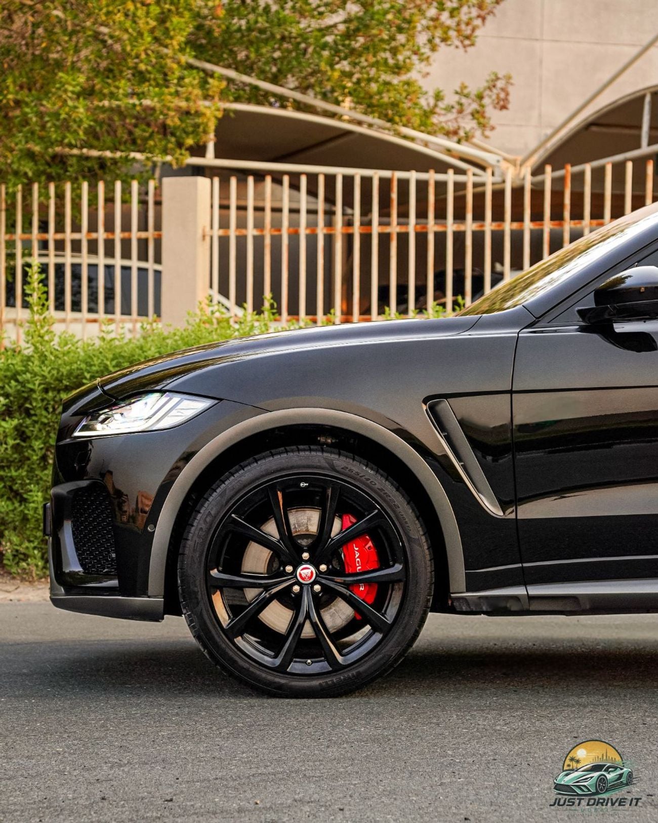 Jaguar F-PACE SVR