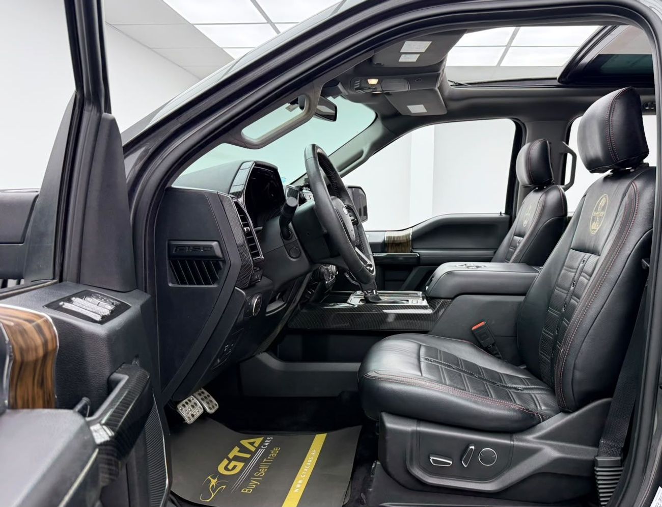 Ford F-150 CREW SHELBY 2018 Ford F150 Shelby, Full Ford Service History, Carbon Fiber Interior, Excellent Condition, GCC