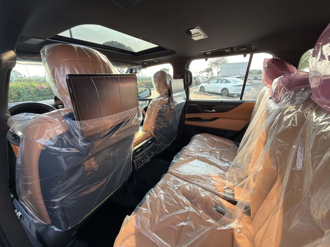 Lexus LX700h SIGNATURE BRAND NEW GCC SPEC UNDER WARRANTY AND SERVICE