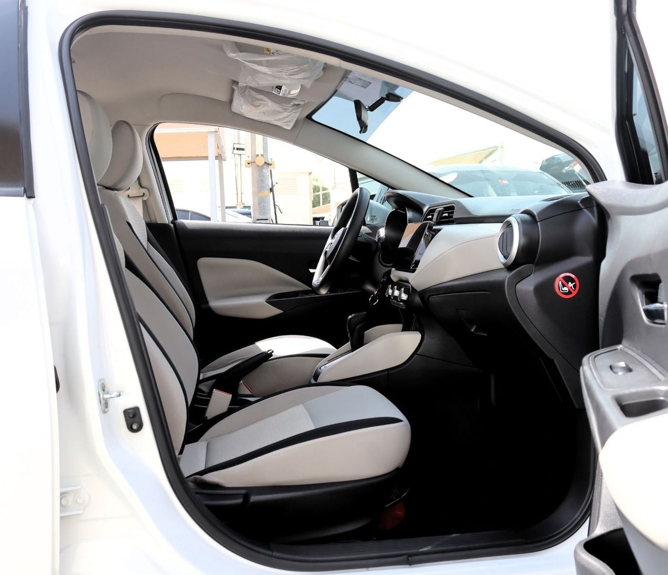 Nissan Sunny SV ACCIDENTS FREE -- GCC - ORIGINAL PAINT - PERFECT CONDITION INSIDE OUT
