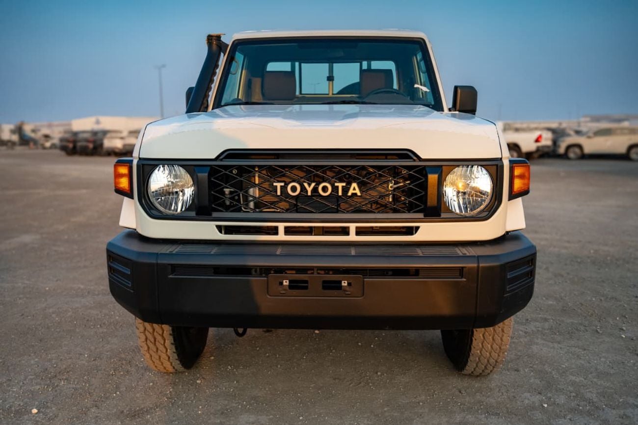 Toyota Land Cruiser Pick Up LC 79 SINGLE CABIN 2.8 DIESEL AUTOMATIC 2.8L, 4-cylinder, DOHC, Turbo Diesel . 3 seats . 2 Doors