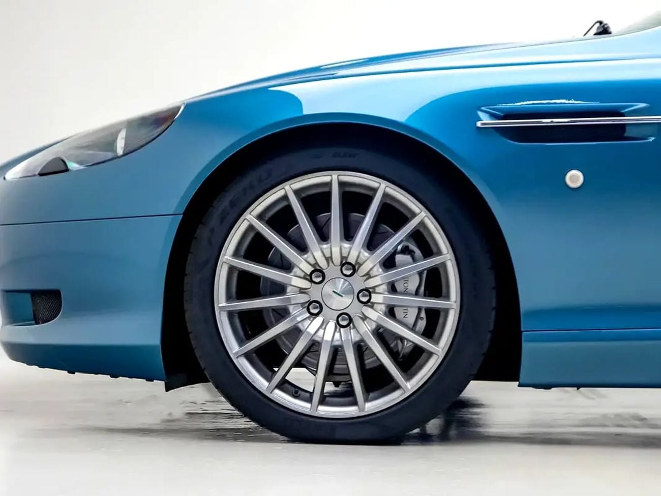 Aston Martin DB9 STANDARD GCC Spec | Pristine Condition