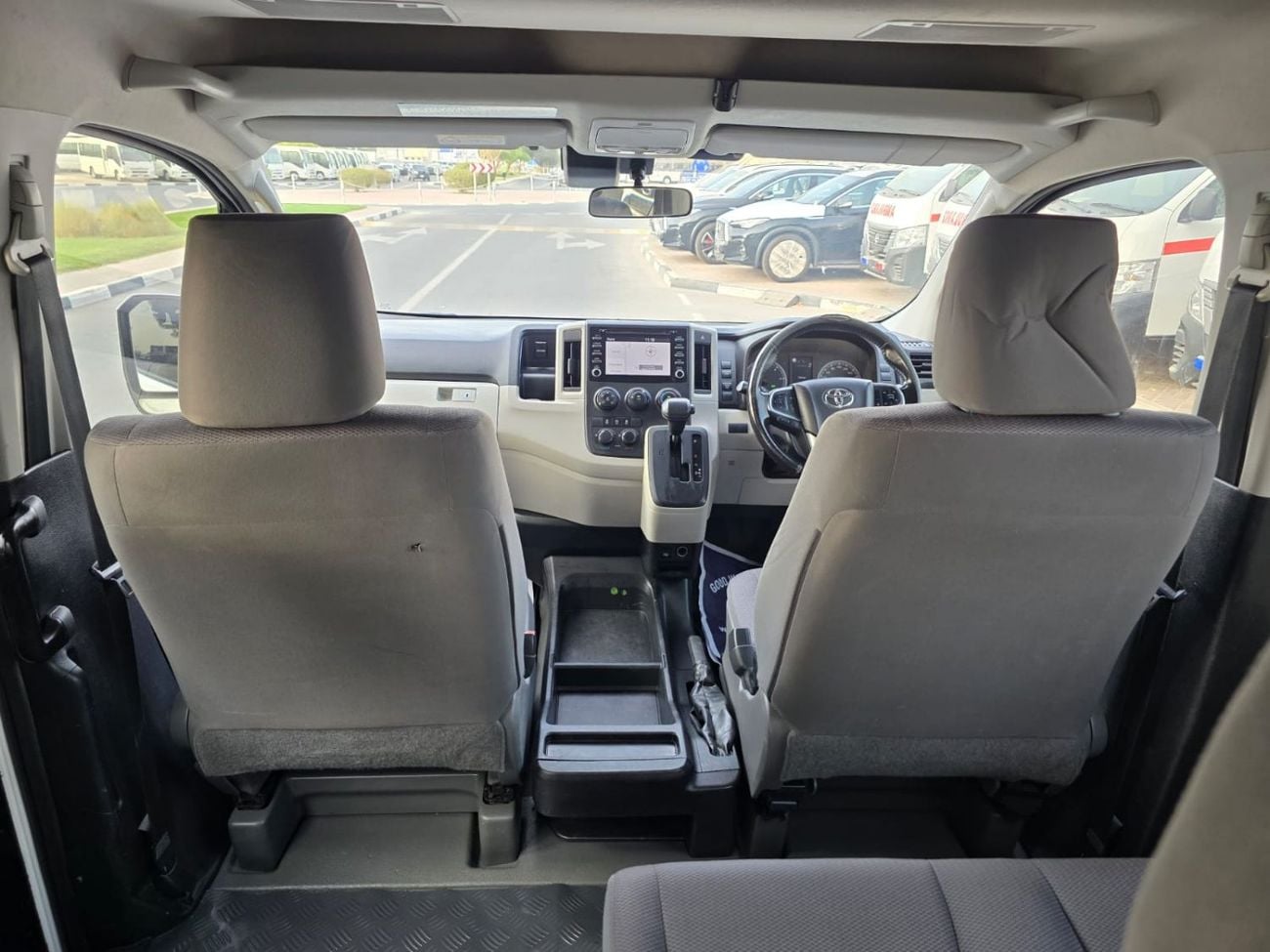 Toyota Hiace TOYOTA HIACE COMMUTER 12 SEATER DIESEL 2.8L RIGHT HAND DIVE