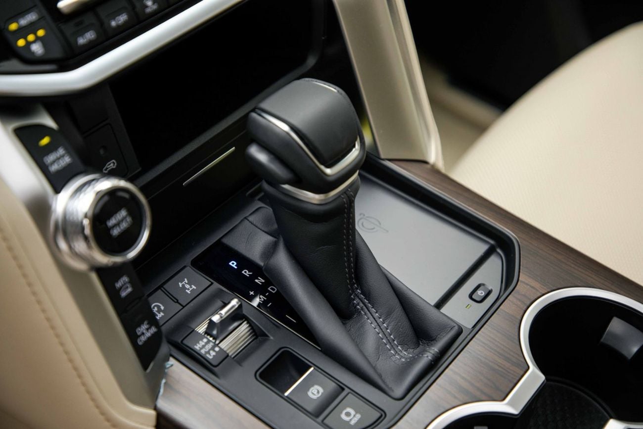 تويوتا لاند كروزر GXR LC300 3.5L - White Pearl Inside Beige | Export Only