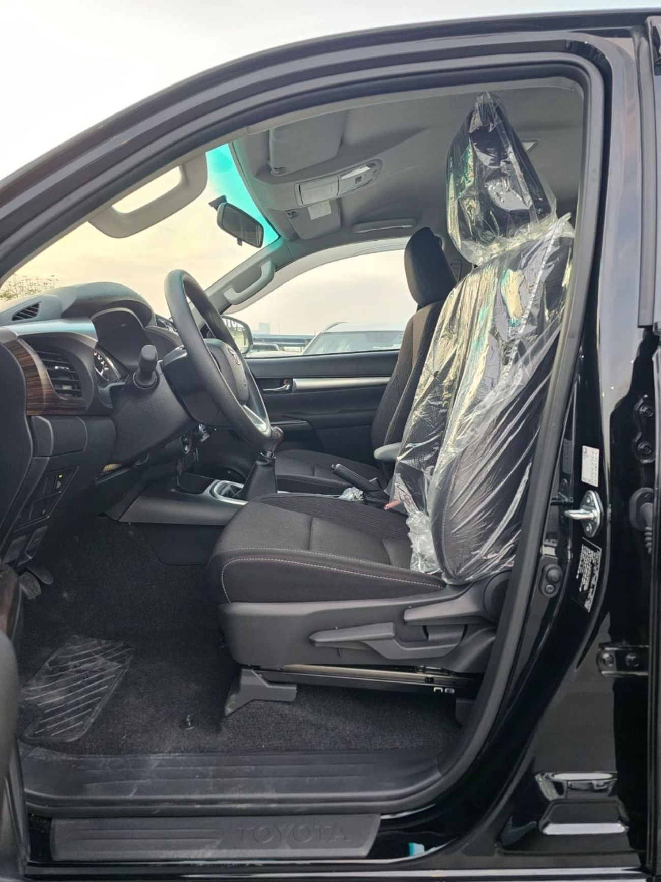 Toyota Hilux TOYOTA HILUX SR5 WIDE BODY || 2.7L PETROL V4 M/T 4WD | BLIND SPOT | WINDOW VISOR | REAR CAMERA | AUT