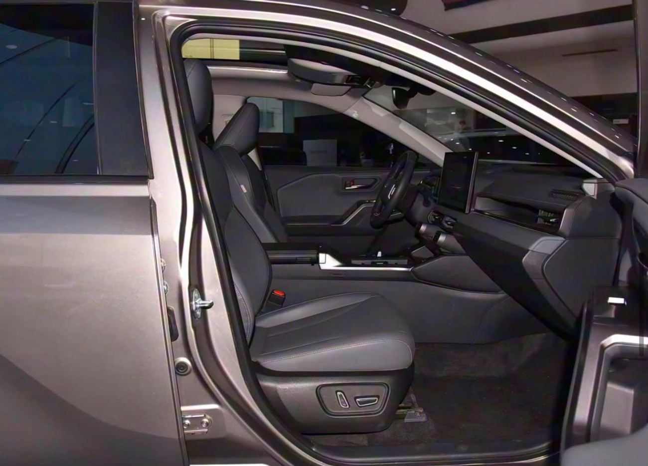 تويوتا راف ٤ LUXURY HEV FLAGSHIP TOP OPTION WITH HEAD UP DISPLAY & AUTO PARK