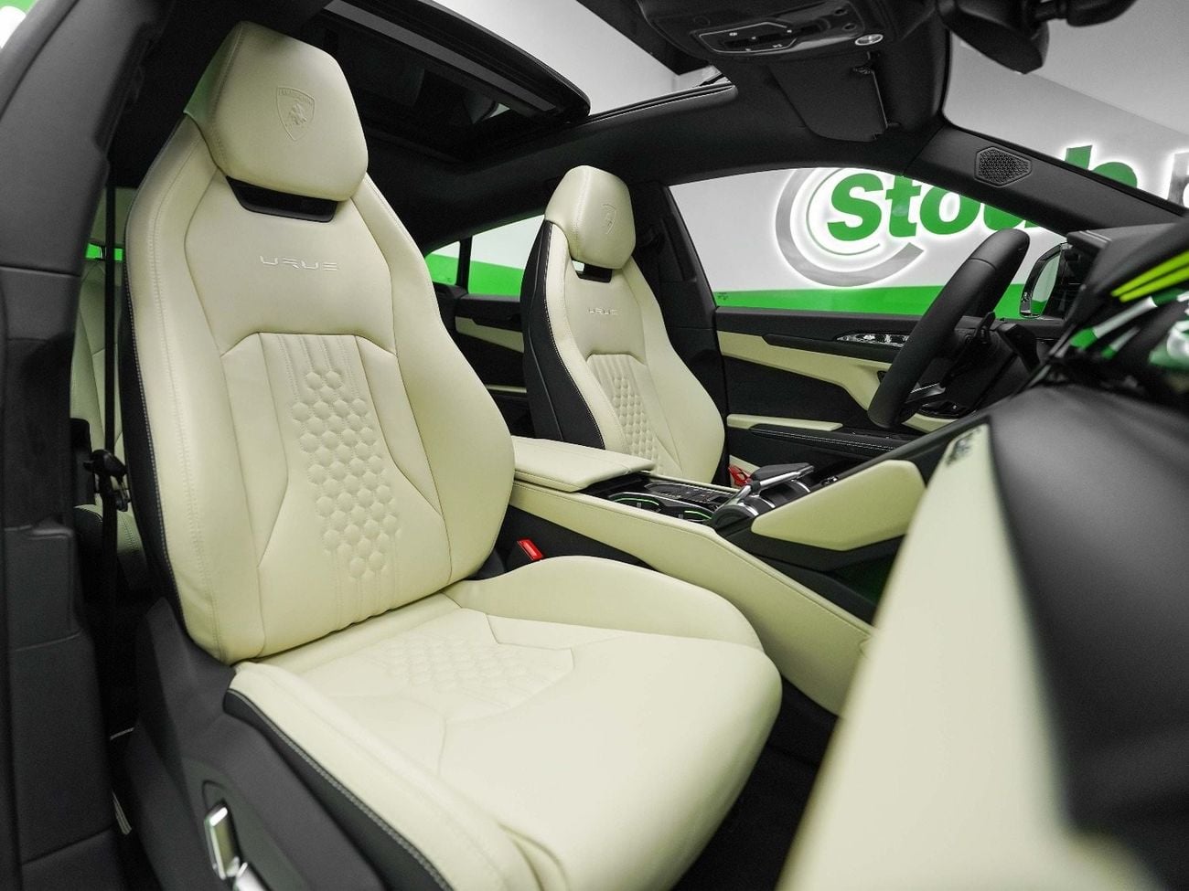 لامبورغيني اوروس UNDER 2 YEARS WARRANTY AND FREE SERVICE - URUS S - 2023 - ONLY 1,400 KM - GRIGIO TELESTO - LIKE NEW