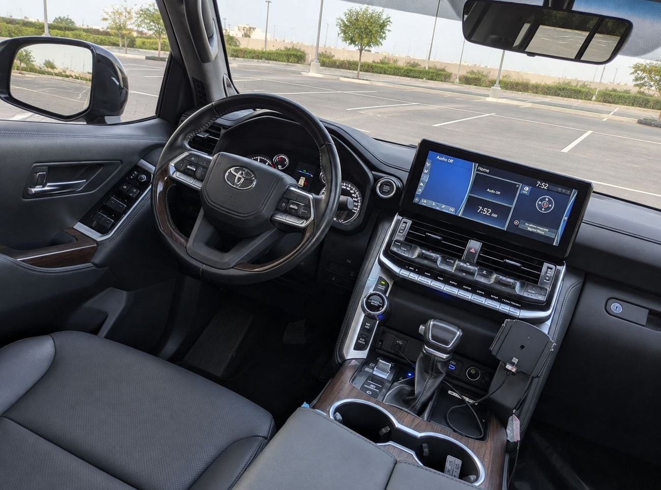 Toyota Land Cruiser VXR 2022MODEL 3.3L twin turbo v6 Diesel engine Colour Black Transmission Automatic Interior Black push s