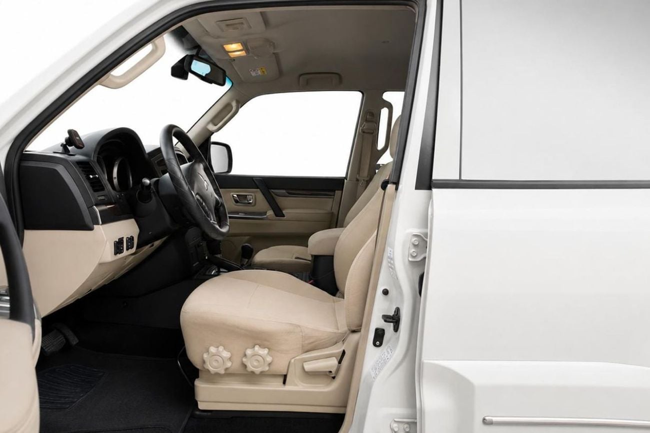 ميتسوبيشي باجيرو GLS HIGHLINE l Original Paint l AED 979 / Monthly