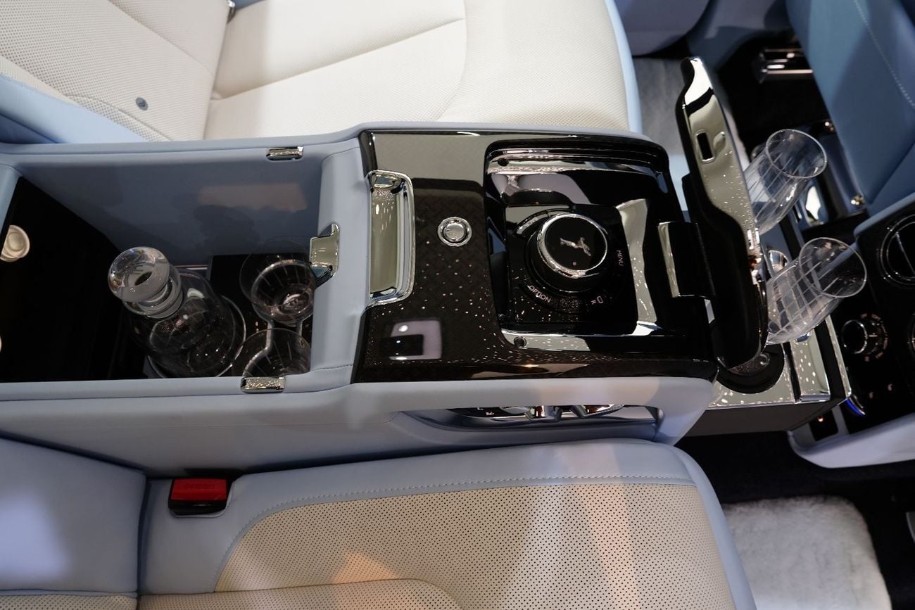Rolls Royce Cullinan BLACK BADGE Executive Rear Seats, Rear Screens, Bespoke Audio, Dealer Warr + Serv!!