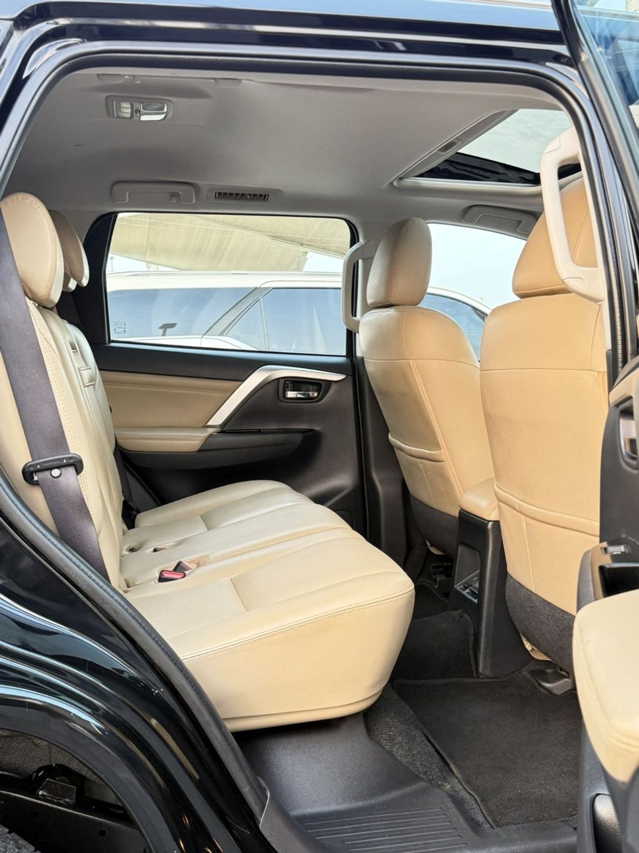 Mitsubishi Montero Sport GLS PREMIUM ACCIDENTS FREE - GCC - ORIGINAL PAINT - FULL OPTION - PERFECT CONDITION INSIDE OUT