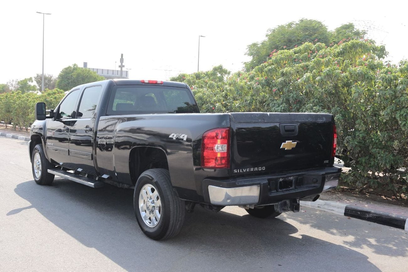 Chevrolet Silverado 3500 EXT/CAB Model 2013 Gulf space