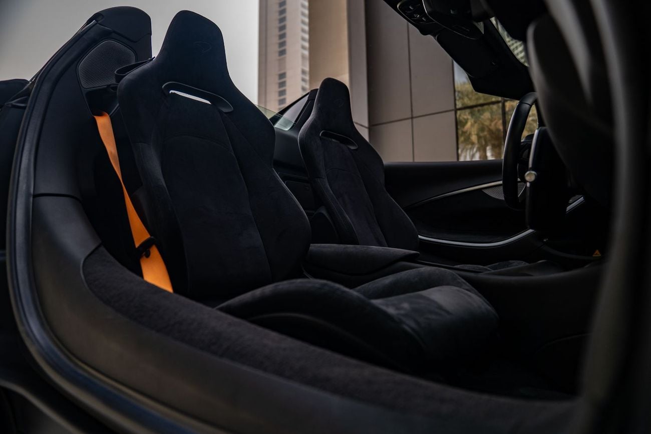 McLaren Artura STANDARD Fully Loaded low mileage 2 keys under warranty and service contract covered by PFF No accident No pa