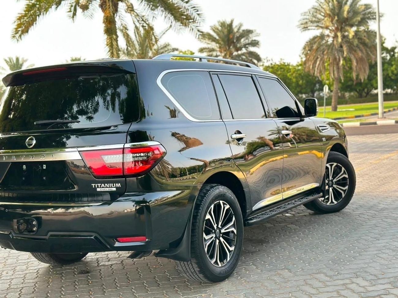 Nissan Patrol LE TITANIUM The large V8 engine