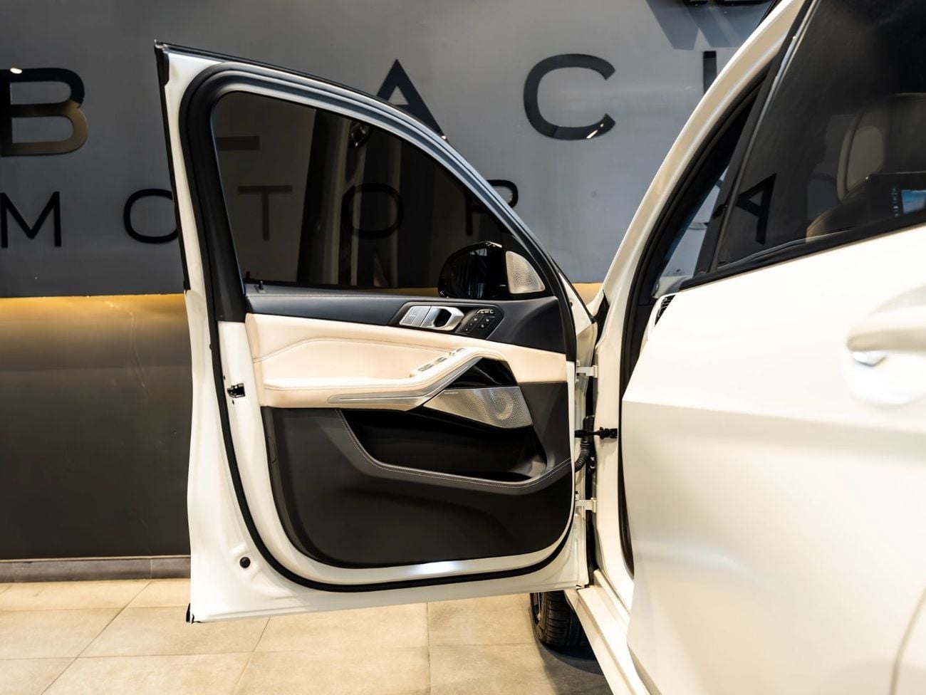BMW X7 M50i 50 YEARS UAE EDITION BUY NOW, PAY 2027 | THE BLACKLINE STANDARD | August 2027 Warranty + Service, GCC, Low KMs