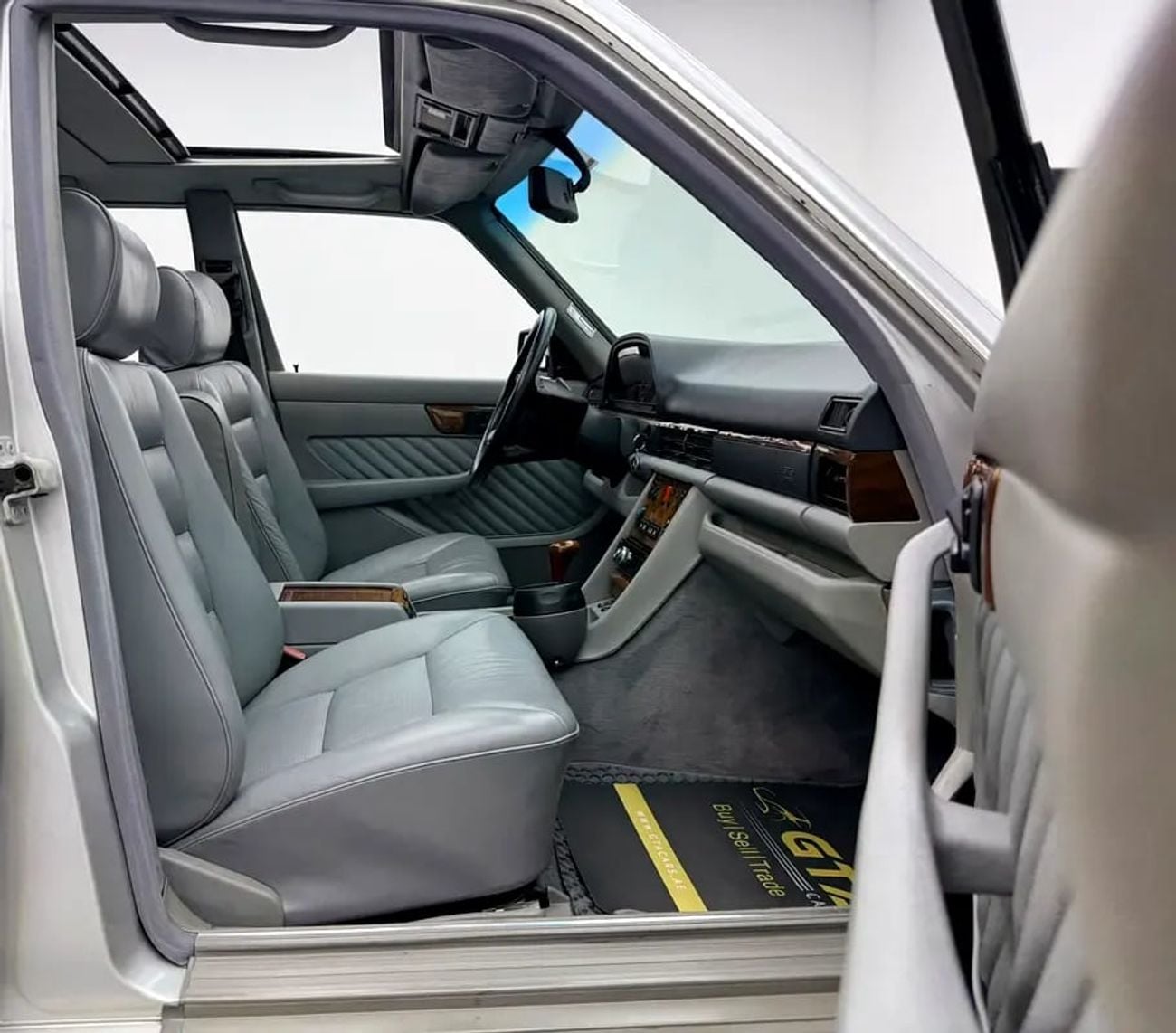 Mercedes Benz 560 560 SEL, Sunroof, Dual Airbags, Fully Loaded, Excellent Condition, American
