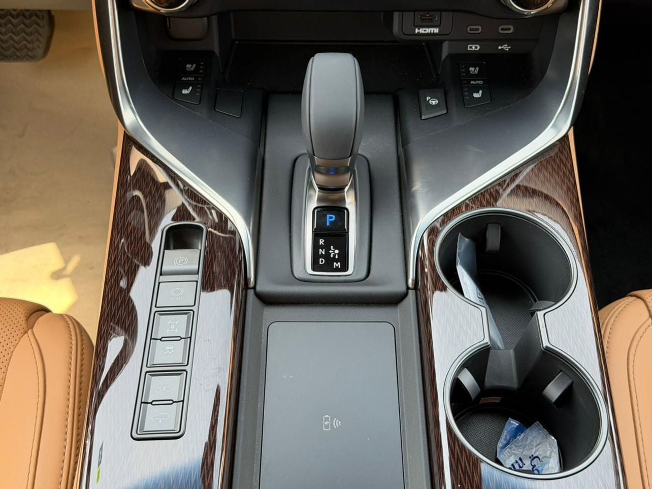 لكزس LX 700h SIGNATURE لكزس LX 700 هايبرد، نظام ركن آلي، أبيض/بيج.