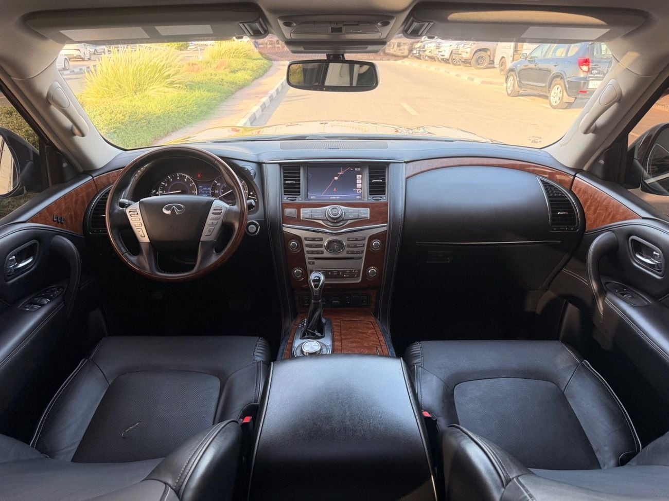Infiniti QX80 LUXURY 4WD Full option
