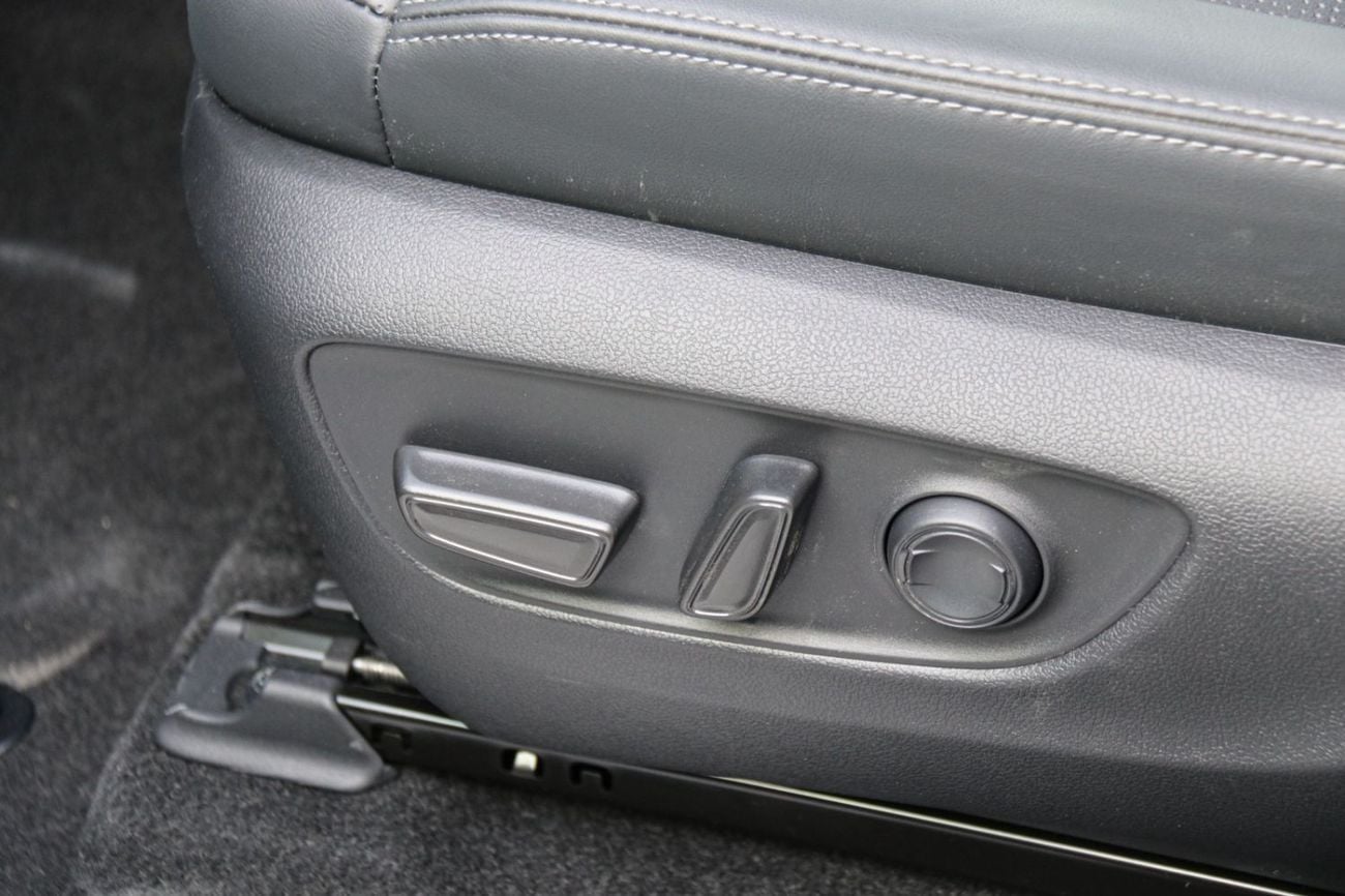 Toyota Land Cruiser VX 4.0L 2026 with memory seats