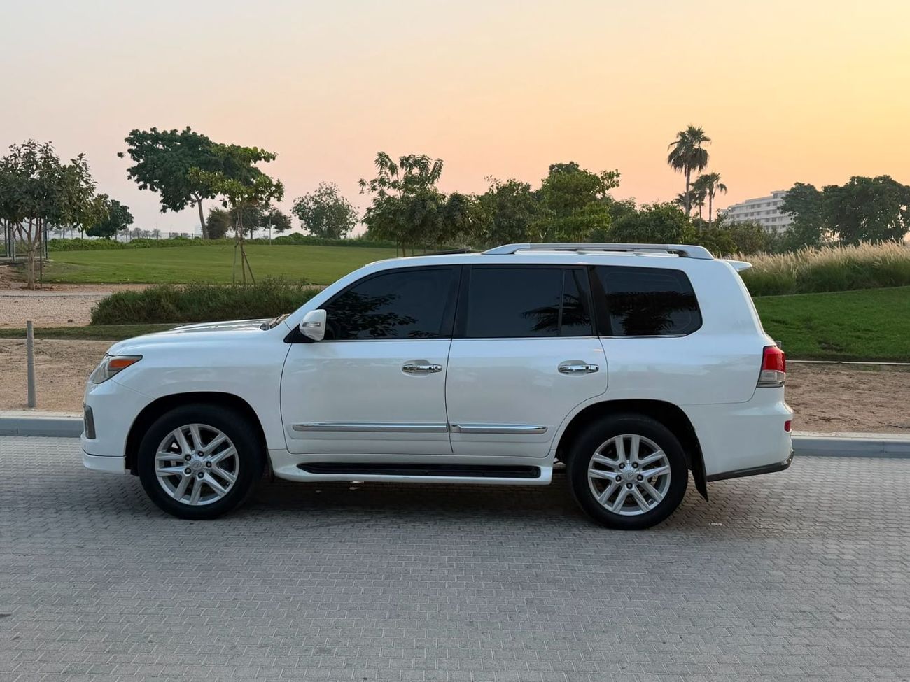 Lexus LX570 NAVIGATION SPORT