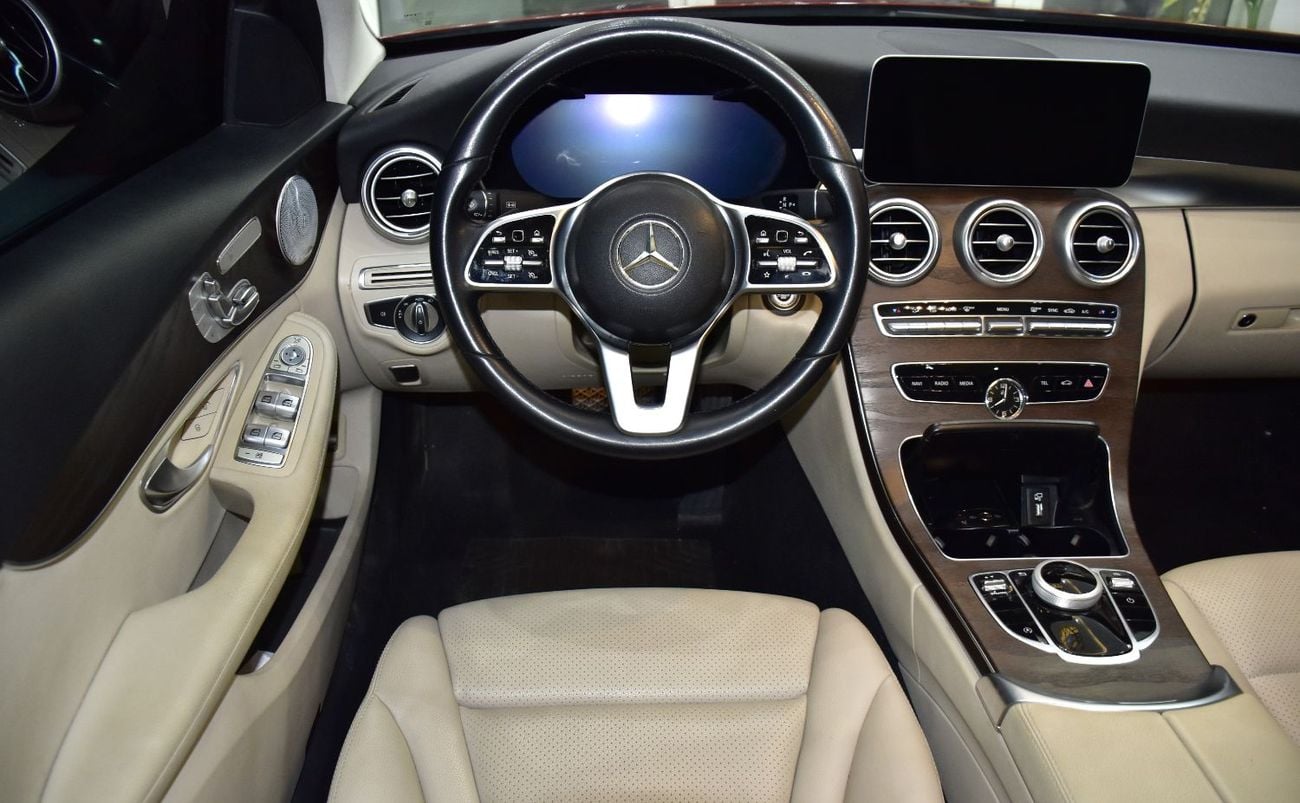 مرسيدس بنز C 300 STANDARD عرض ممتاز لسيارة مرسيدس بنز C300 4Matic (موديل 2021) باللون الأحمر وبمواصفات أمريكية