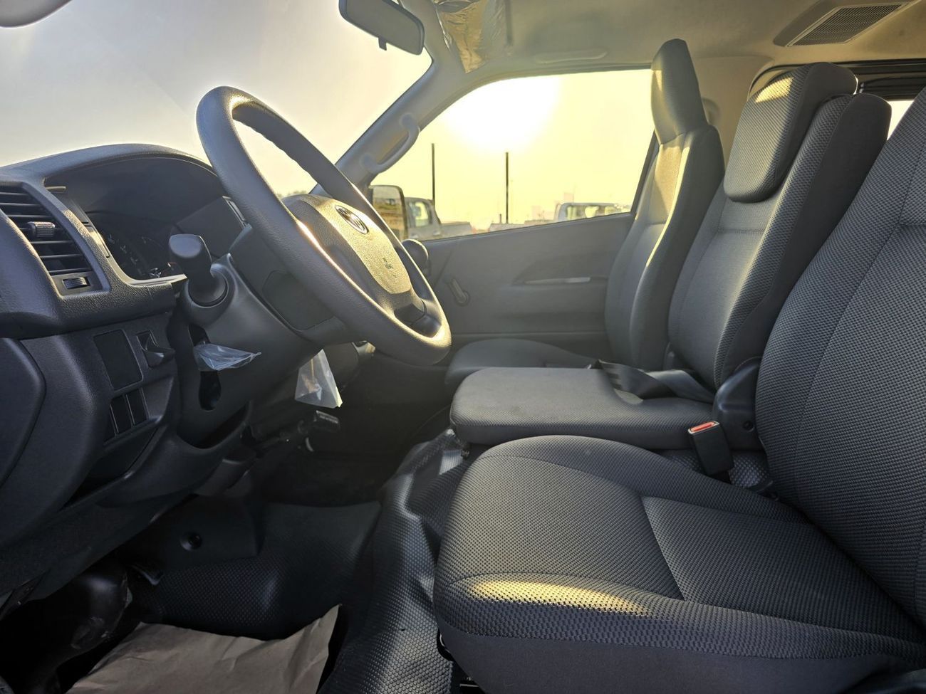 تويوتا هاياس GL Toyota Hiace Std Roof 15 Seater 2.7l Petrol M/T RWD White Color 2026 Model