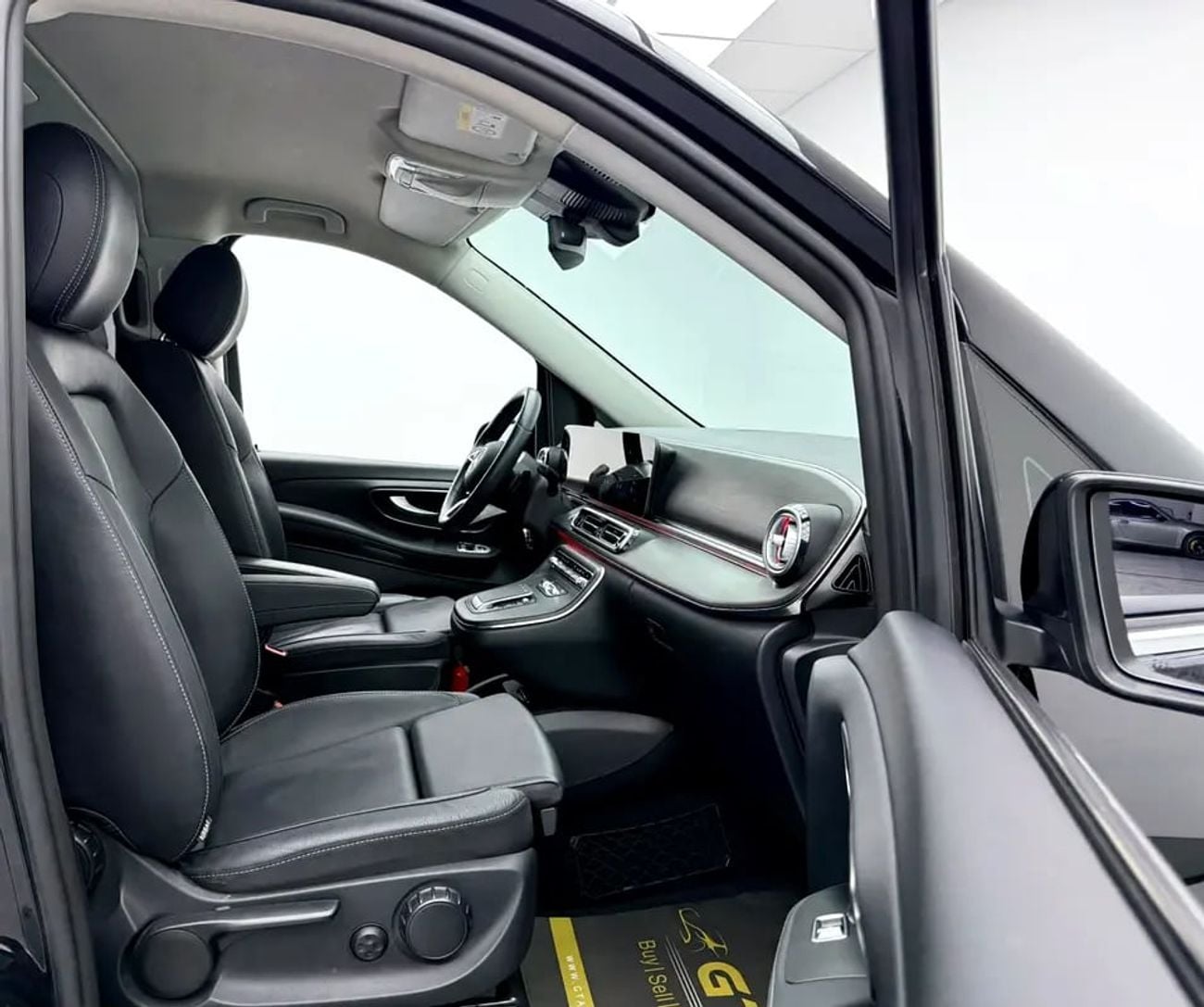 Mercedes Benz V300 V300, Mercedes Warranty + Service Pack, Full MB Service History, Low Km, GCC