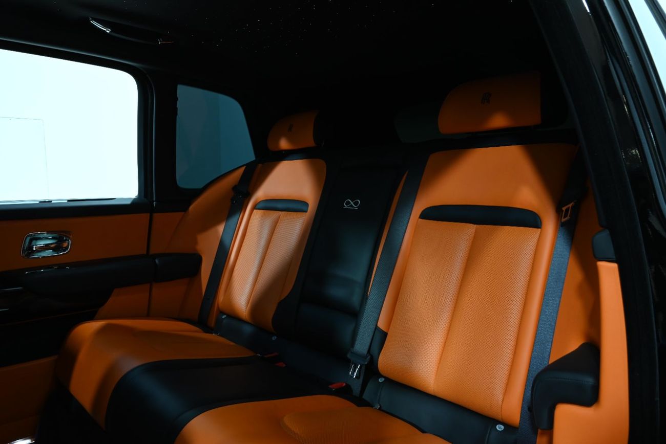 رولز رويس كولينان BLACK BADGE رولز رويس كولينان بلاك بادج 2021، بتصميم مُحسّن، ضمان رولز رويس حتى مايو 2027، سجل صيانة رولز رويس،